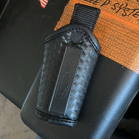 Uniform key holder - Picture 2 of 3